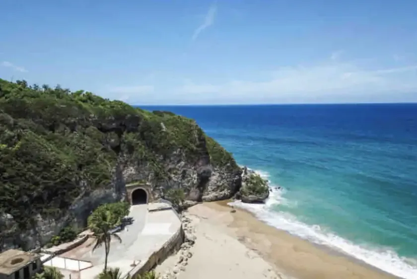 Coastal escape / near beach / Guajataca tunnel; / Isabela - Image 1