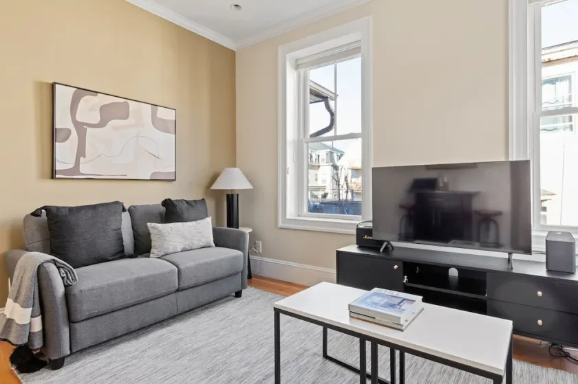 Charming Somerville 1BR nr Sullivans Square T, by Blueground - Image 1