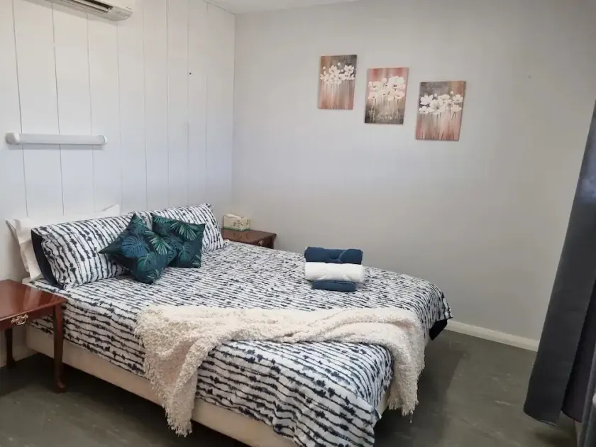 Foothills Vista - Guest house separate to main house-2 Adults, 1 child, 1 infant - Image 1