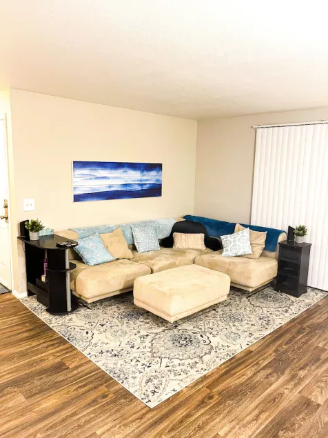 Spacious 1B w/ Parking! - Image 1