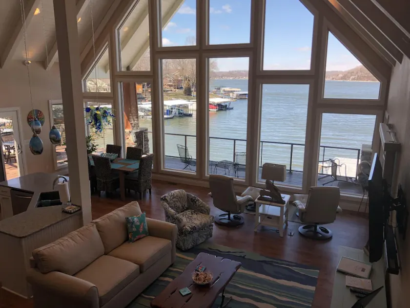 Stay on the lake with amazing views! Perfect for families including Fido! - Image 1