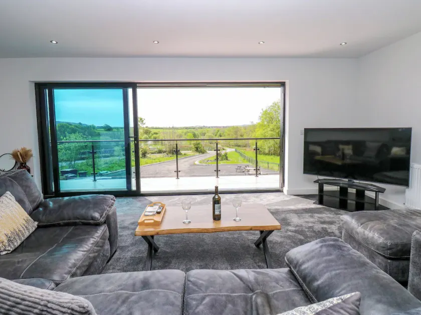 Sycamore Cottage - 2 Bedrooms - Sleeps 4 - Image 1