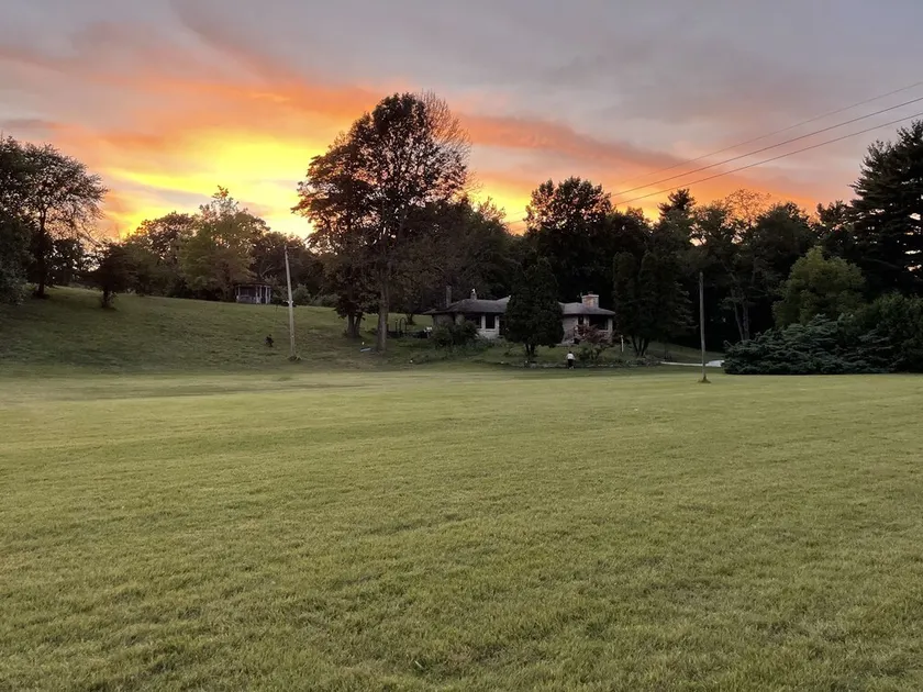 Newly renovated spacious private farmhouse 5 min from lake. - Image 1