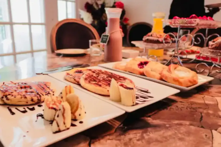 3 Min Drive to Bronner's! Breakfast with Private Chef! - Image 1