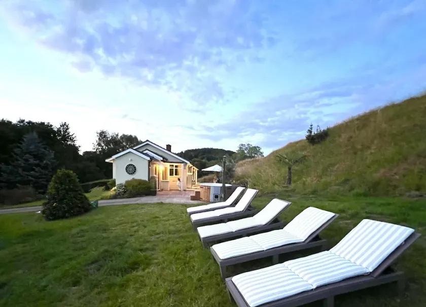 Gorgeous Hillside Hideaway in Gloucestershire - Image 1