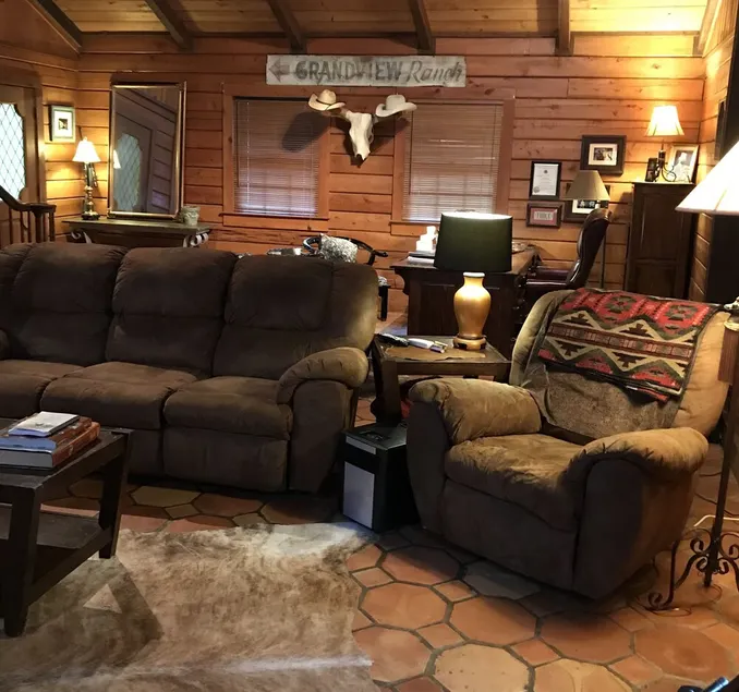 Rustic log cabin with 5 beds in a private setting, minutes Grenada Lake & town. - Image 1
