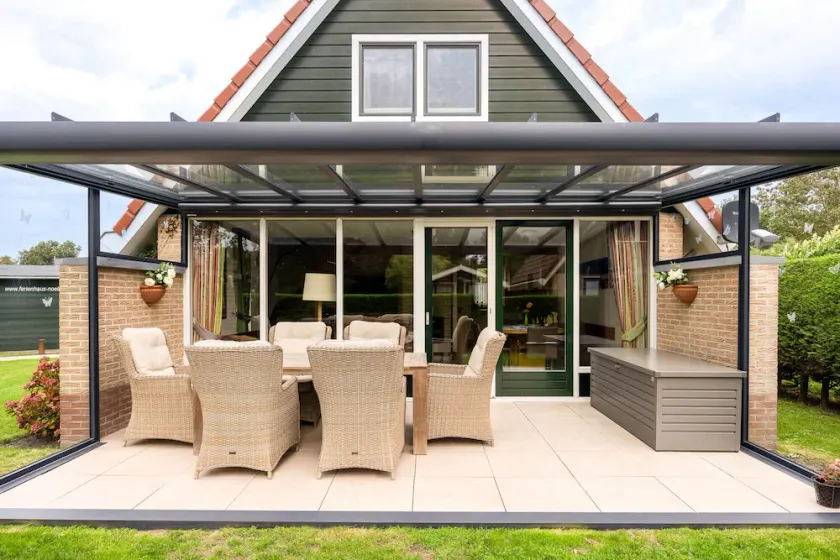 Uma casa de luxo para crianças com um novo terraço cobrindo - Image 1