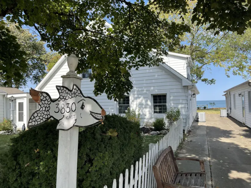 HIDDEN GEM - COZY 1 BEDROOM LAKEFRONT HOME/COTTAGE - Image 1