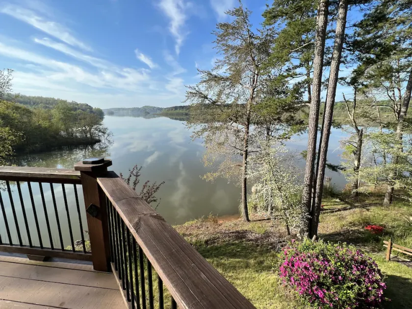 Perfect relaxing lake retreat for hosting a gathering. Quiet with no neighbors. - Image 1