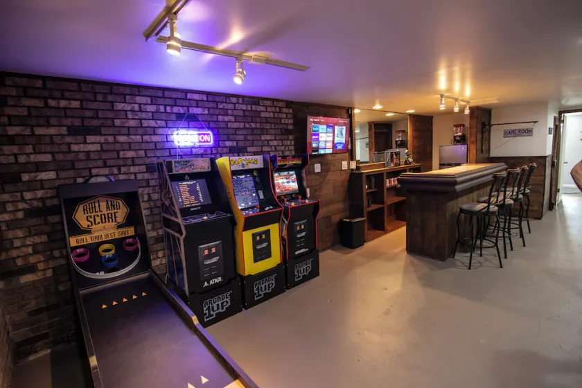 Barcade and rope swing bar, 5 minutes from The Avalon Grand Resort and Golf! - Image 1