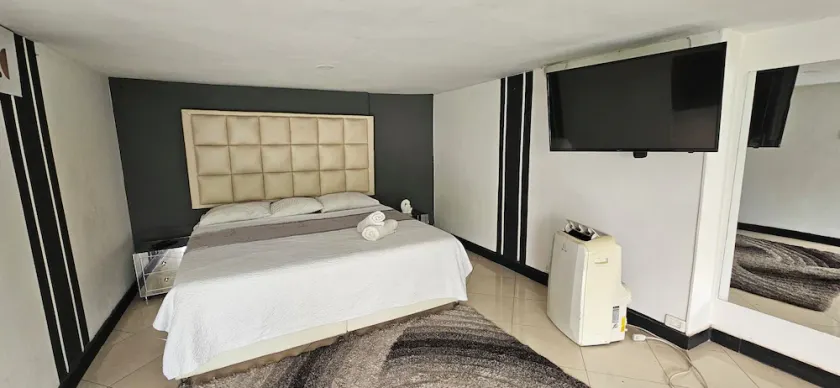 King Suite with Private Jacuzzi - Steps from Lleras & Provenza - Image 1