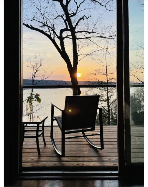 Mid-Century modern Lakeview Stay - Image 1