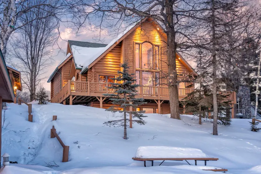 Stunning log home on Pike Lake with many amenities. Perfect for larger groups - Image 1
