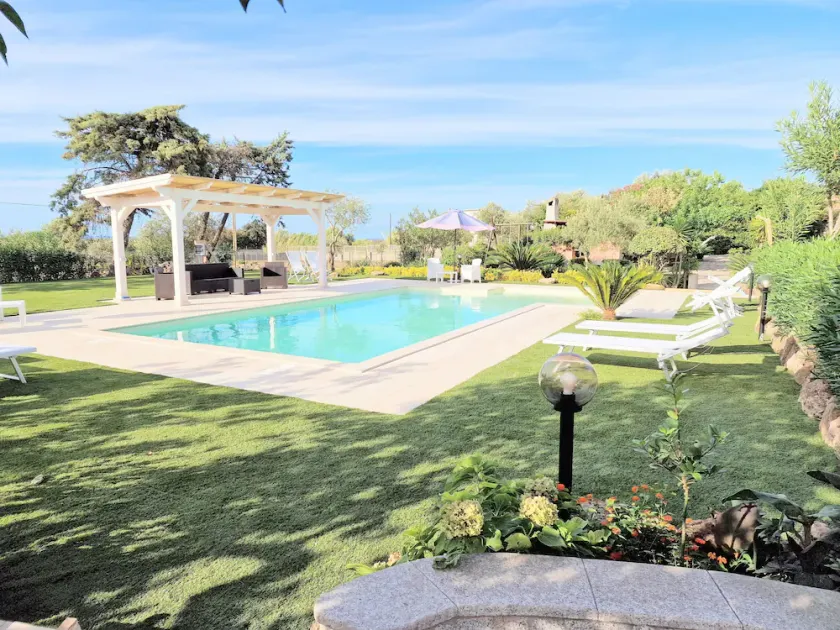 Villa with swimming pool, surrounded by flower gardens, near the sea. - Image 1