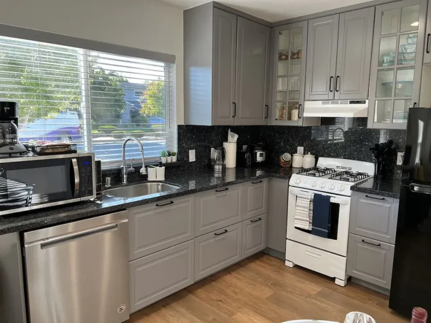 Beautiful Studio with Private entrance and Patio - Image 1
