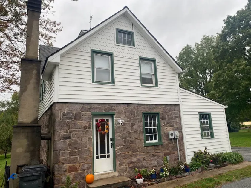 Private, Fully Renovated 1 bedroom Carriage House - Image 1