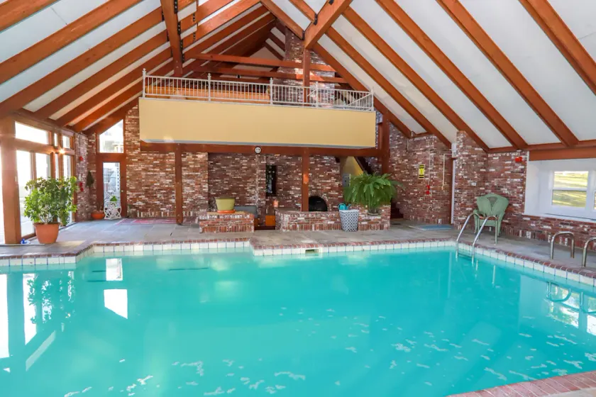 Mountainside Estate. Private Indoor Pool, near Ragged Mtn. & Sunapee, sleeps 28 - Image 1