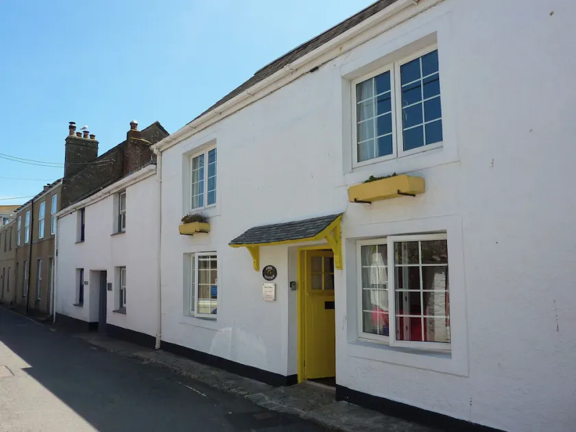 April Cottage, COVERACK - Image 1