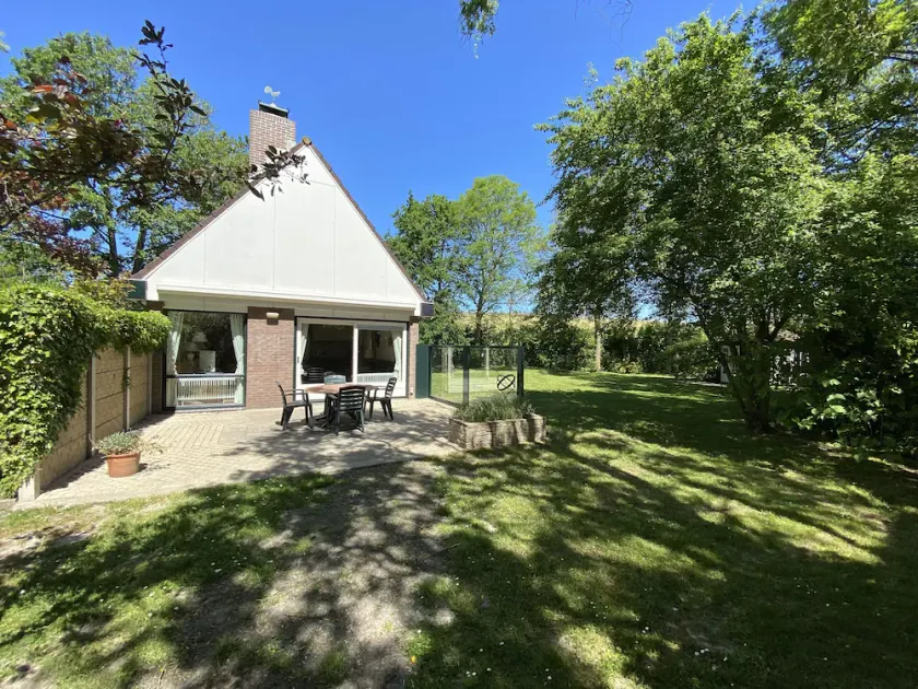 House with 1100 sqm omschlossen plot - Image 1