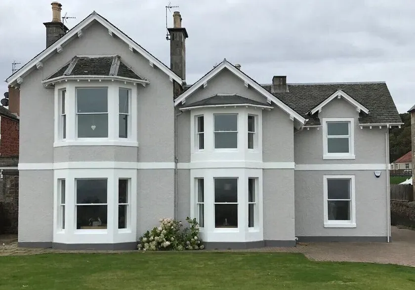 Beachfront 3 bedroom ground floor luxury holiday apartment in North Berwick with parking - Image 1