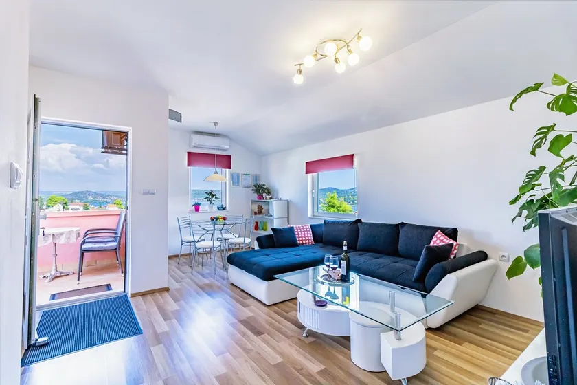 Apartamento para dos personas con balcón y vista al mar Bilice, Krka (A-13545-a) - Image 1