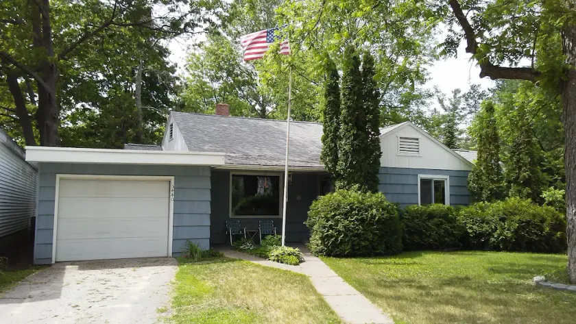 Up north retreat in the heart of Indian River! Available all seasons - Image 1