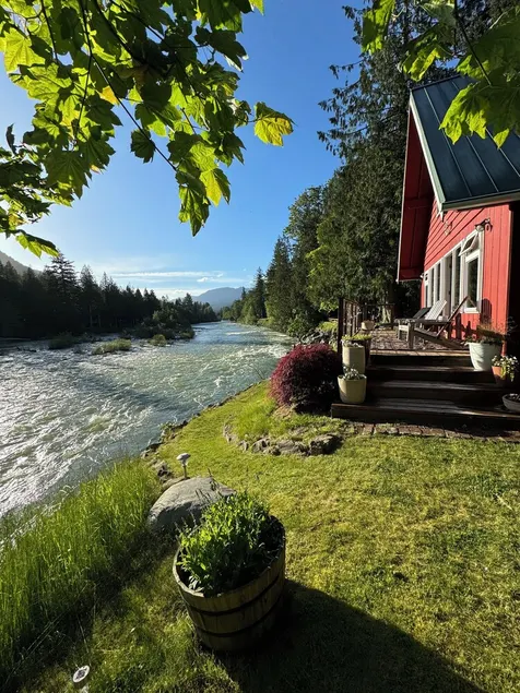 Riverfront Cabin! BBQ, HOT TUB, FIRE PIT, 4 BEDROOMS - Image 1