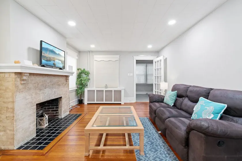 2 Blocks to Beach★3 BDRMS★Pet Friendly★Parking - Image 1