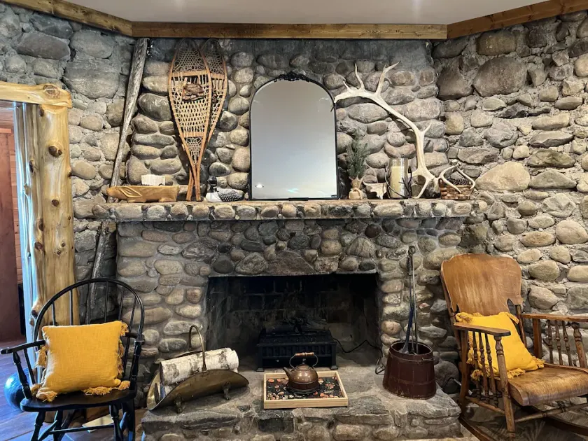 Cozy Stone Cottage overlooking Smith Lake - Image 1