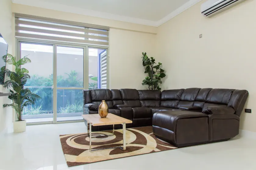 Everald's Affordable Luxury Apartment - Image 1