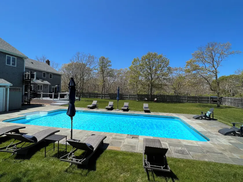 Spacious home for entertaining, centrally located to beach, ferry, and airport. - Image 1