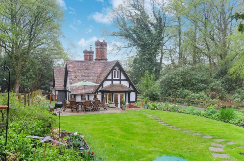 Luxury Forest Lodge with Games Room in Idyllic Location - Dog friendly, sleeps 8 - Image 1