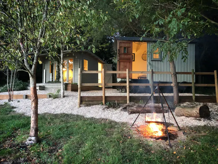 The Hide With Private Wood Fired Hot Tub. A truly romantic getaway on a Vineyard - Image 1