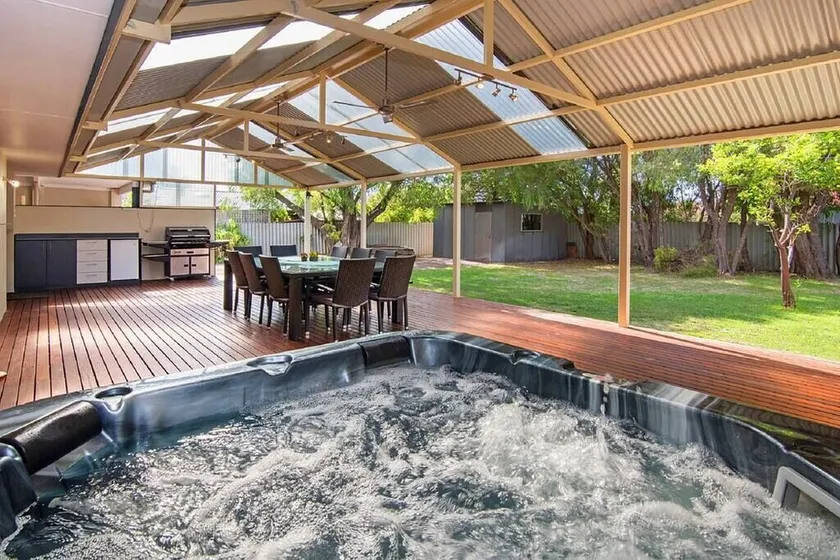 Haven By the Bay- Short walk to Broadwater beach - Image 1