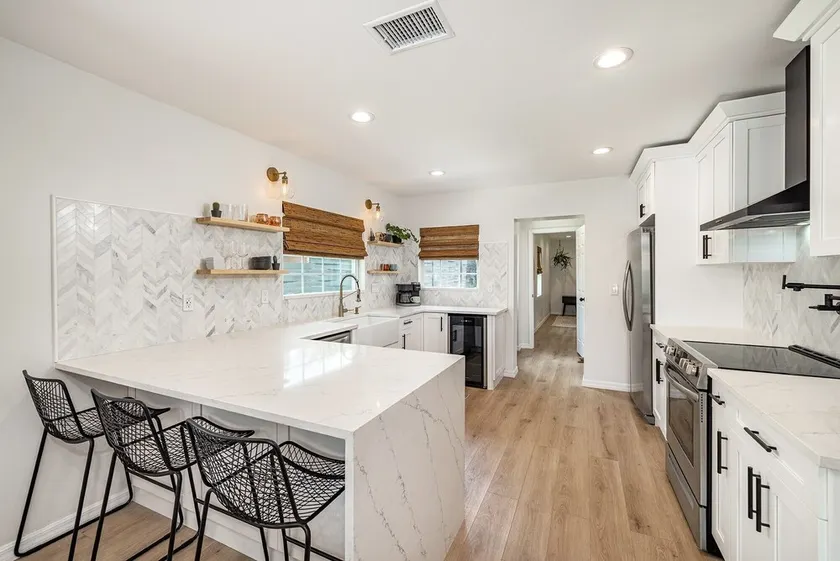 Clean & Centrally located to Busch Gardens USF Tampa Zoo Family & Pet Friendly - Image 1