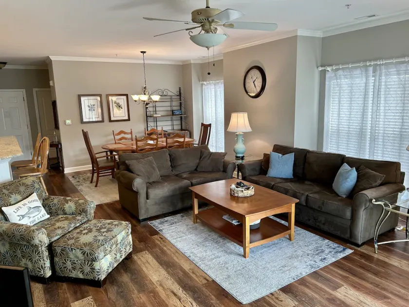 Waterfront 3BR Condo, 1. sal, pool og tennis - Image 1
