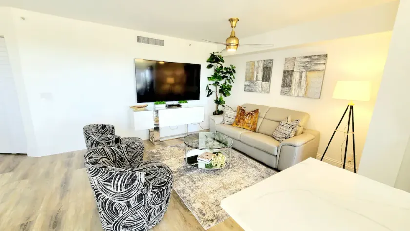 POSHPADZ -OceanView Villa-Resort Complex, Penthouse, Sleeps 4, Walk to Beach - Image 1