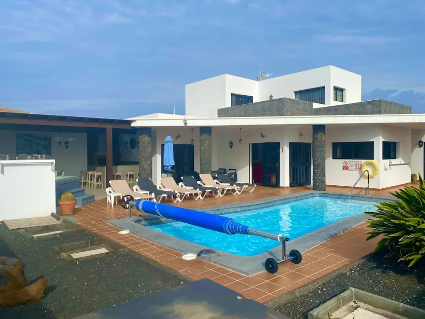 Barnvänlig 4 Bed Luxury Villa c / w Stor uppvärmd pool-Spa-lekrum och leksaker - Image 1