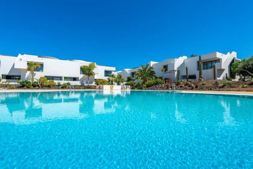 Cozy apartment with pool - Image 1