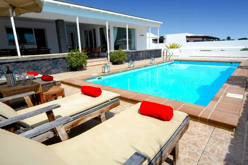 Attractive Lanzarote Villa | Short Walk to Resort Centre | Villa Puerto Calero Marina Dos | 4 Bedrooms & Private Pool - Image 1