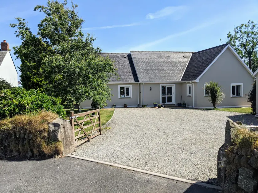 Gut präsentiert 3 Schlafzimmer Dormer Bungalow mit Parkplatz, Garten und Aussicht - Image 1