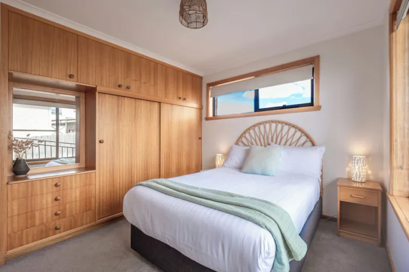 Granite Beach House - Freycinet Holiday Houses - Image 1