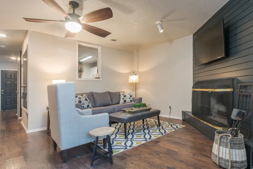 Beautiful, Comfy & Convenient Condo! - Image 1