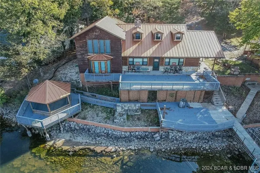 Nyrenoverade 7 sovrum Lakefront Vacation Home - Image 1