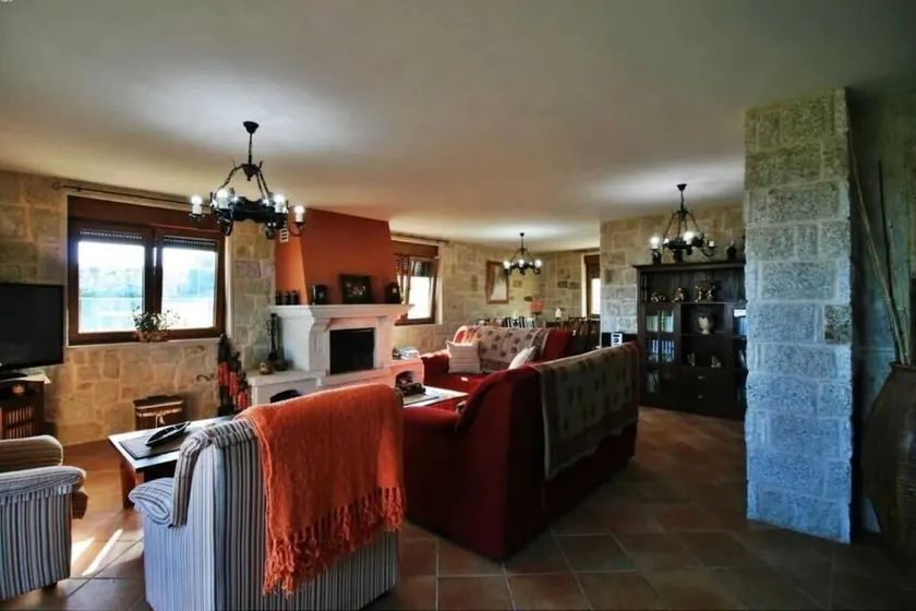 Country house with sea views - Image 1