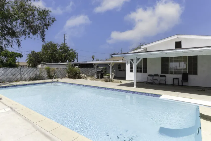 Large 5 bedroom charmer wIth pool - Image 1