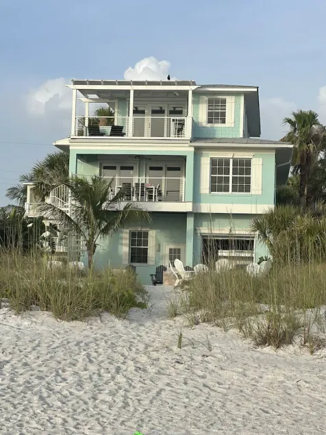 HAUS AM STRAND, DIREKT AUF WEICHEM ZUCKERWEISSEN SAND - Image 1