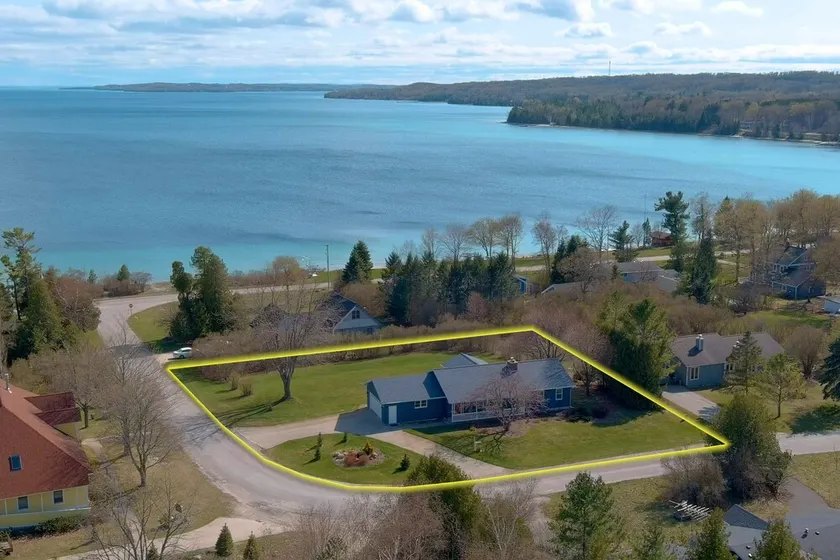 Beautiful Bayview 3 bedroom, 3 bath home / walking distance to beach.  Sleeps 9. - Image 1