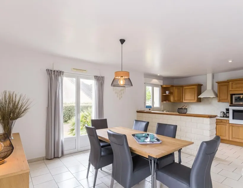 3-bedroom house, near beach, pets allowed, parking - Image 1