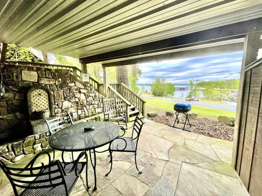 SU15, Spacious studio with full kitchen, dining table and rock patio overlooking Lake Ouachita. by RedAwning - Image 1